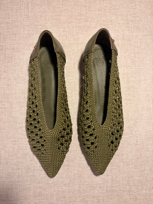 CAMELIA VERDE OLIVA.